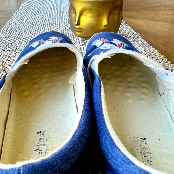 Make a statement with this fun pair of buckfeet - Picture 7 of 10